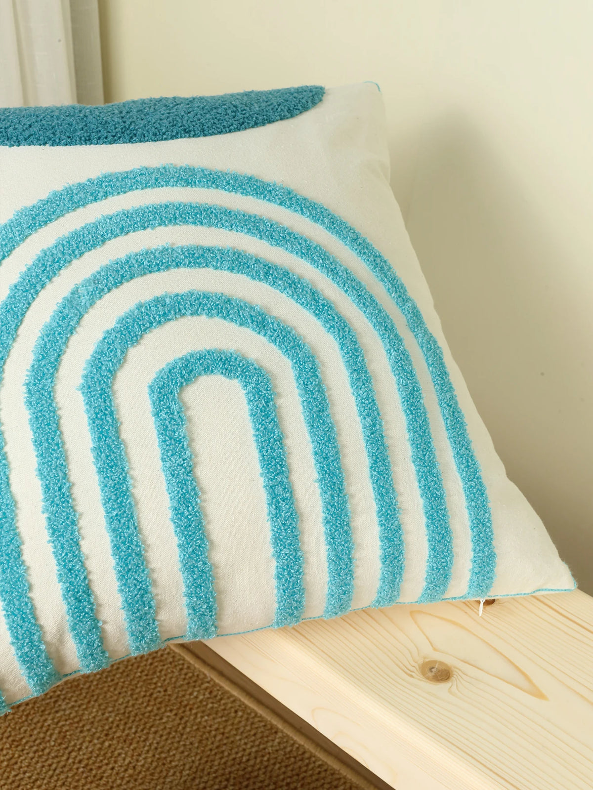 coussin brodé motif géométrique moderne blanc bleu décoratif salon voiture