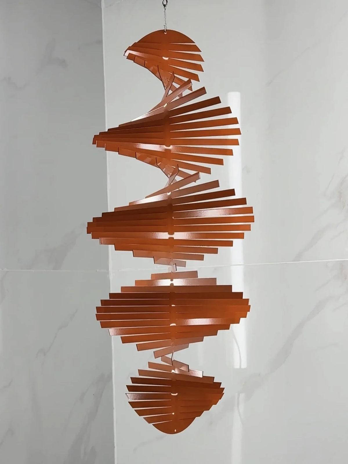sculpture spirale moderne vert bleu rose or rayures horizontales crochets acier inoxydable