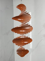 sculpture spirale moderne vert bleu rose or rayures horizontales crochets acier inoxydable