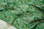tissu brocart vert foncé motifs asiatiques semi transparent traditionnel décoration artisanale fleurs livre