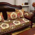 Un canapé et des coussins ornés de motifs floraux riches et colorés, créant une atmosphère chaleureuse et élégante dans cette pièce.