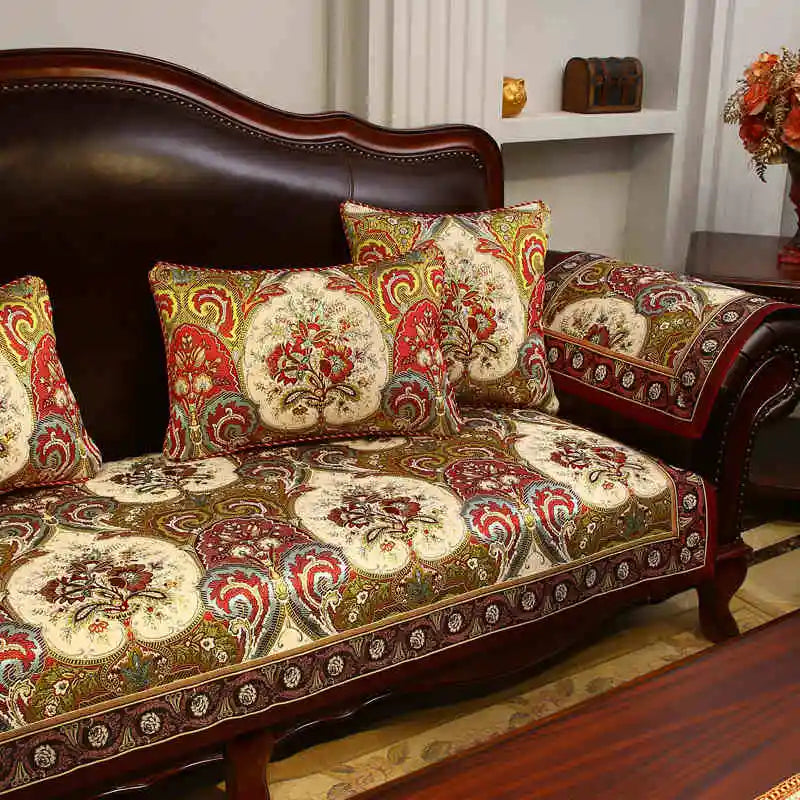 Un canapé et des coussins ornés de motifs floraux riches et colorés, créant une atmosphère chaleureuse et élégante dans cette pièce.