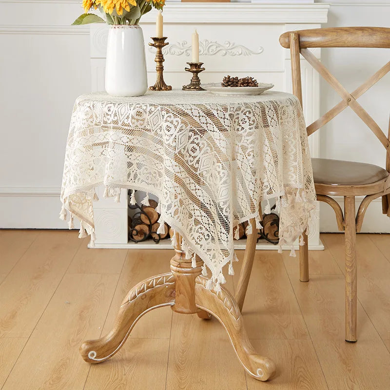 nappe rectangulaire beige dentelle fine motifs géométriques vintage tassellets blancs table hiver printemps été