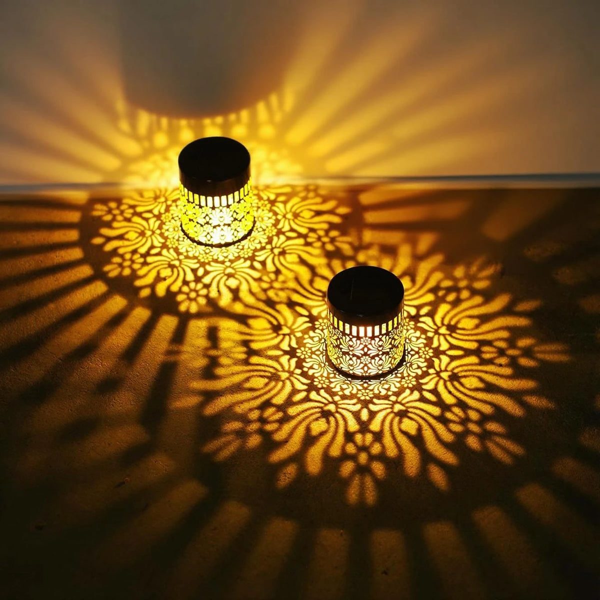 lampe solaire moderne noire dorée motif floral ajouré éclairage extérieur décoratif autoinstallation fer