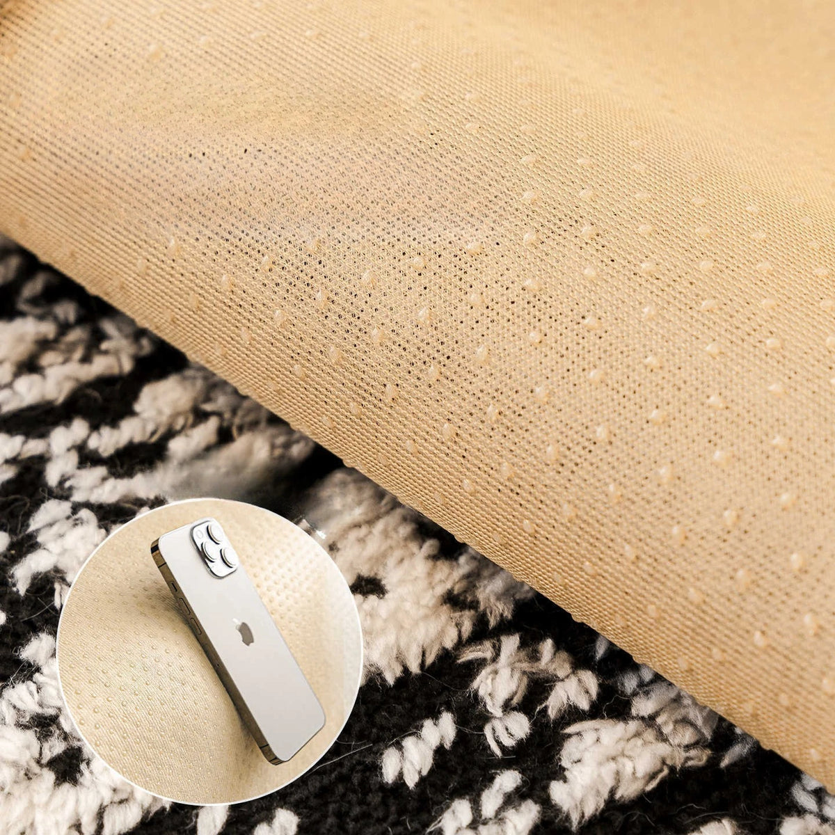 Un tapis gris pelucheux et une souris d'ordinateur blanche posée sur un bureau avec un fond beige texturé.