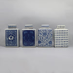 Quatre beaux récipients en céramique décorés de motifs bleus et blancs traditionnels chinois.