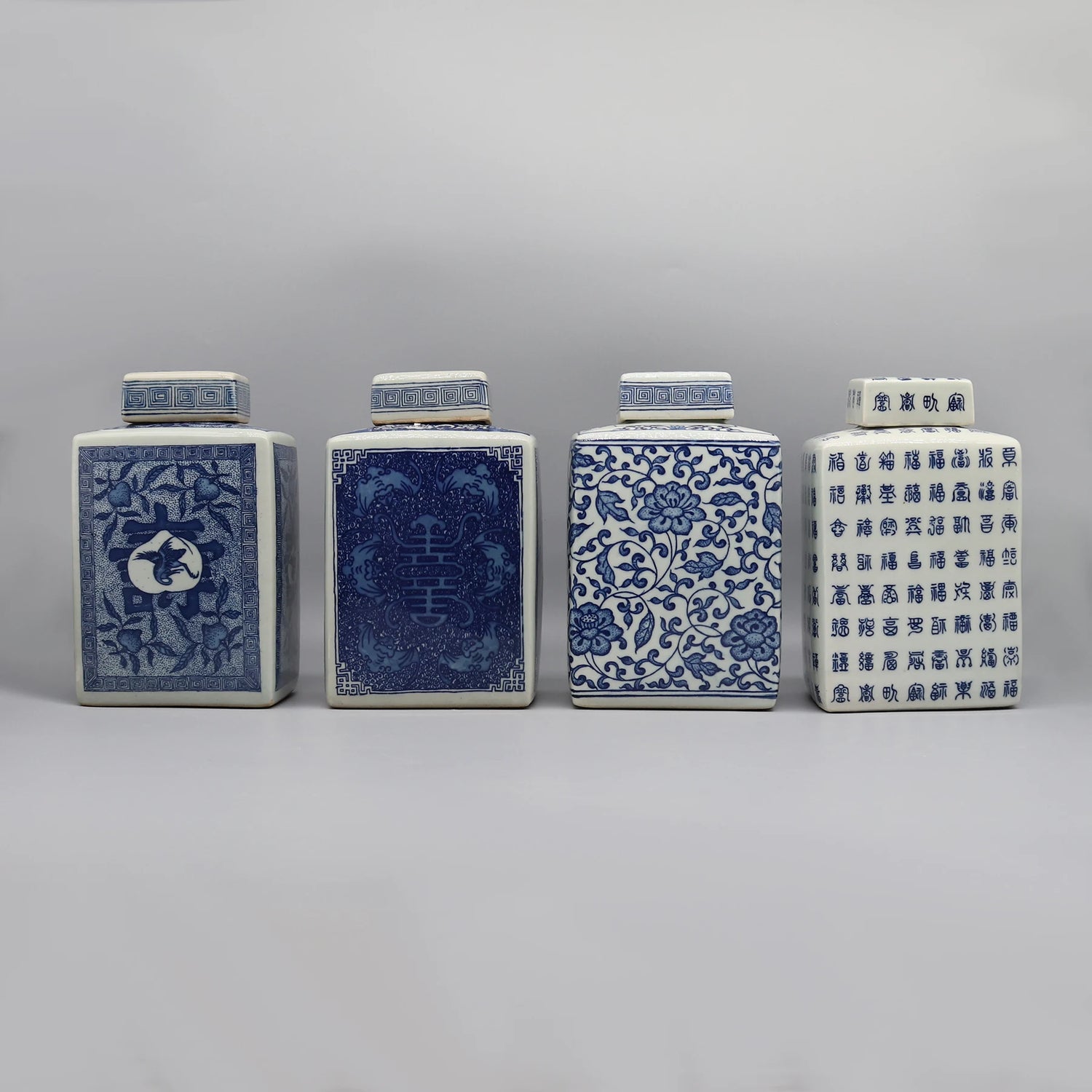 Quatre beaux récipients en céramique décorés de motifs bleus et blancs traditionnels chinois.