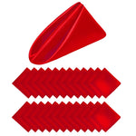 Serviette de table en forme de pointe rouge vif sur un fond blanc.