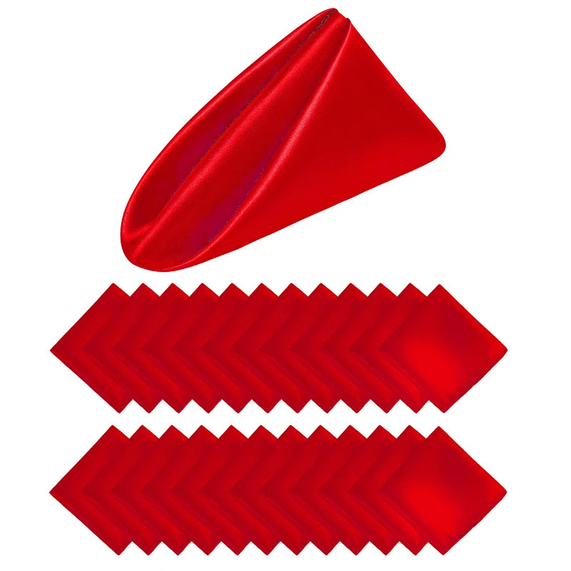 Serviette de table en forme de pointe rouge vif sur un fond blanc.