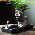 Cache-pot céramique blanc avec plante verte sur bureau