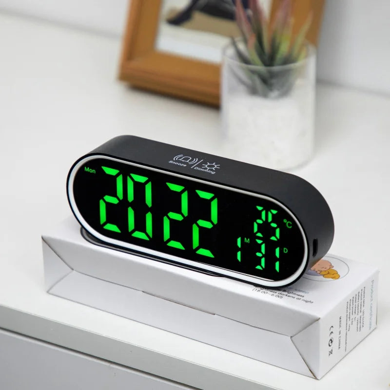 horloge numérique moderne écran led blanc noir vert compact rechargeable alarmes snooze acoustic control