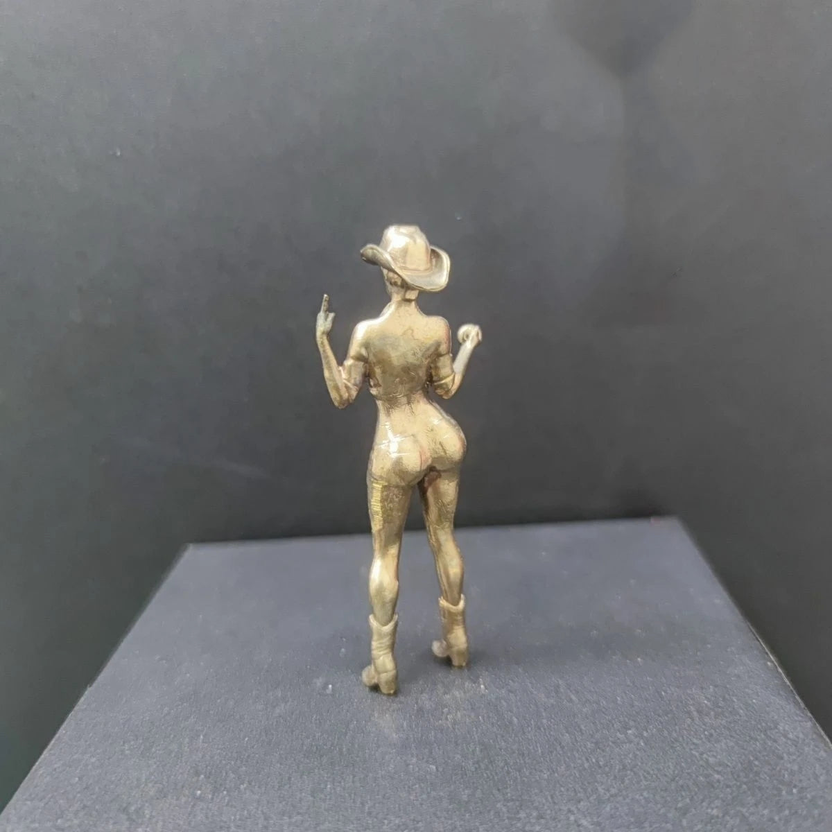 figurine western cowgirl dorée chapeau bottes décoration collection miniature artisanal bronzé