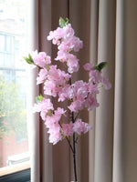 décoration intérieure branches fleurs artificielles cerises roses vertes mariage anniversaire