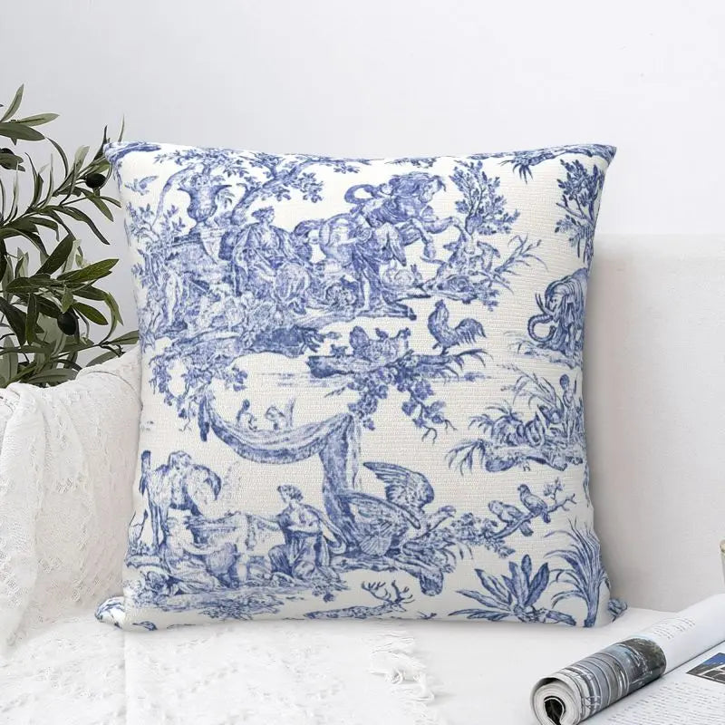 Motif floral français en gros plan sur la housse de coussin bleu marine