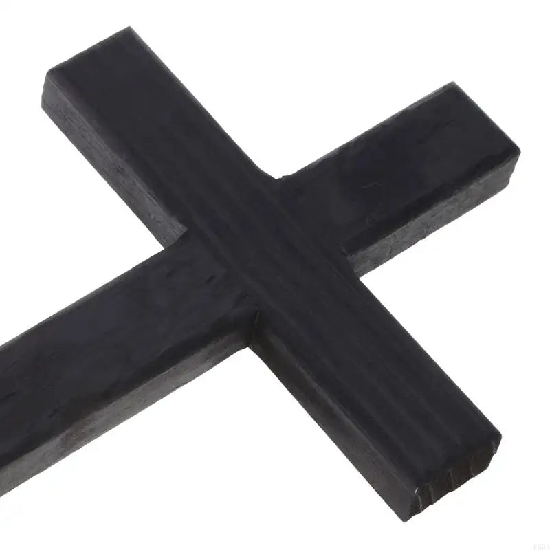 croix religieuse bois aspect rustique noir simple ornement mur decor église maison