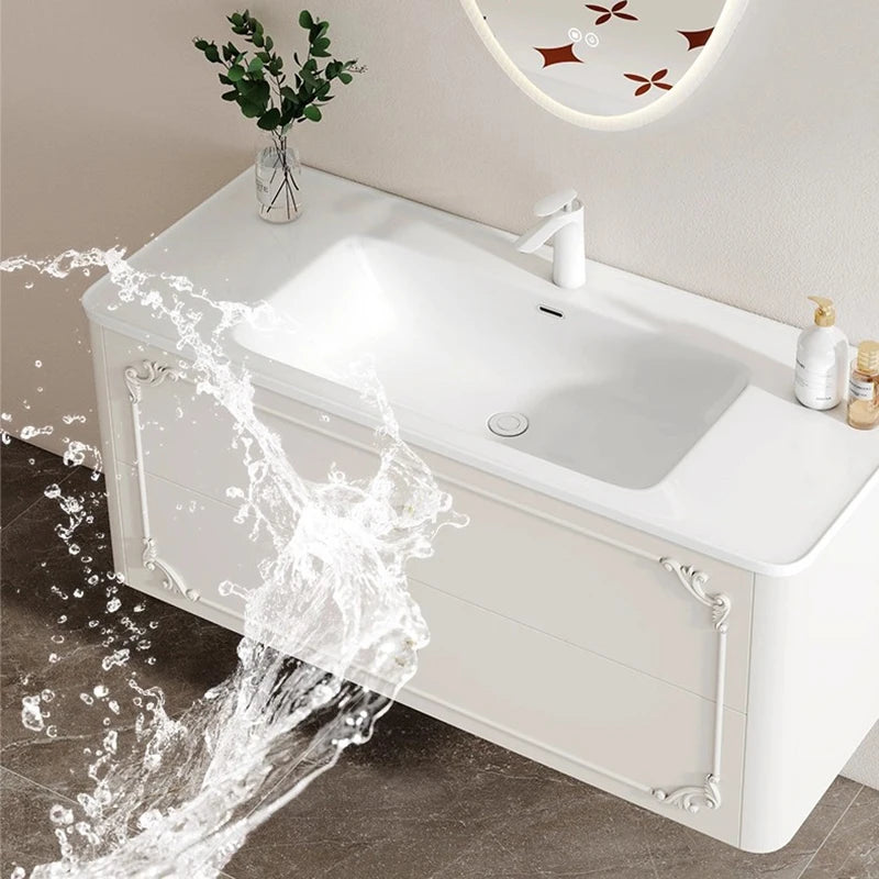 meuble salle bain noir blanc tiroirs vasque ornements dorés classique fixations murales accessoires cosmétiques