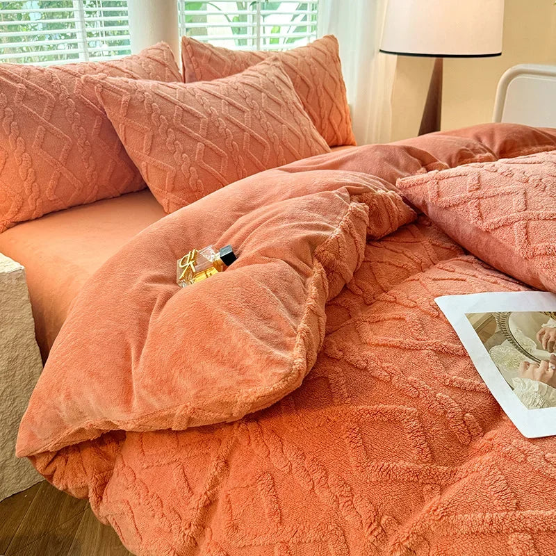 Housse de couette beige dans une chambre décorée