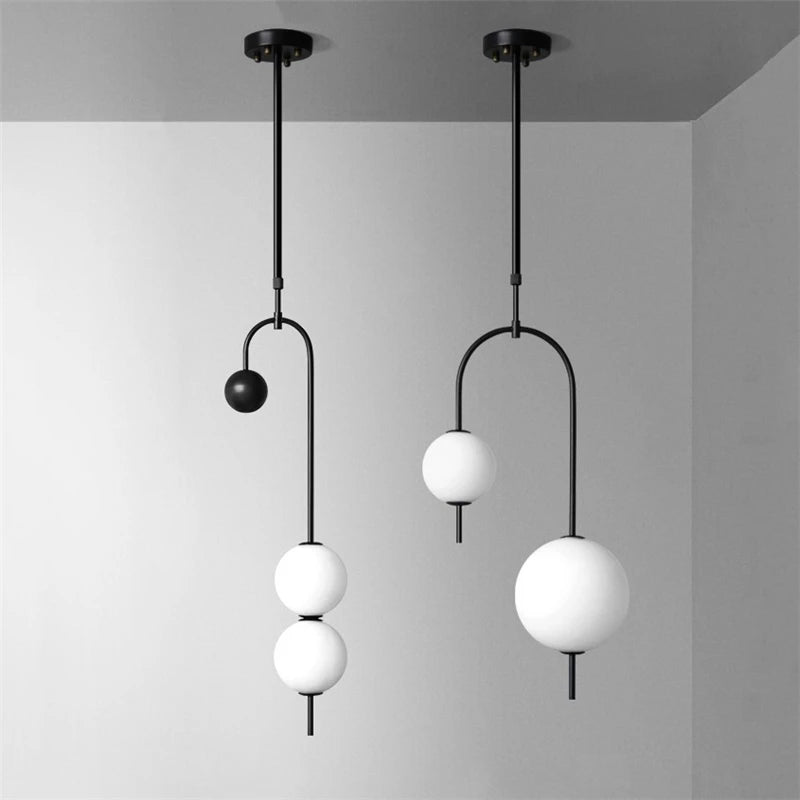 suspension lumineuse moderne sphères translucides structure métallique noir blanc