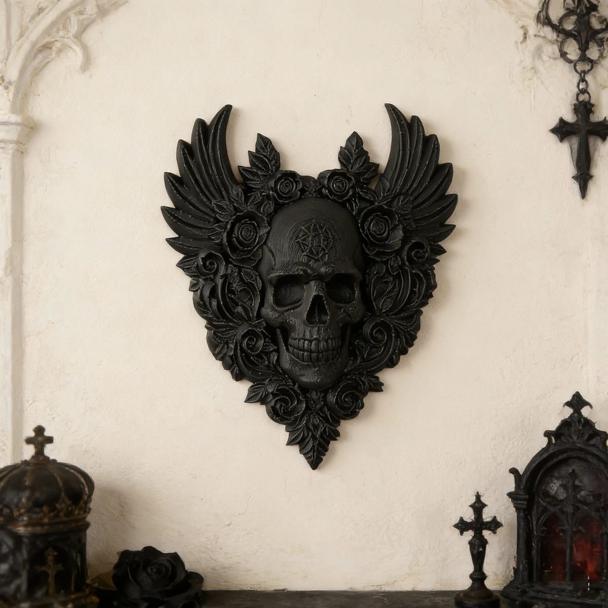 décoration gothique murale crâne roses ailes sculpture noire intérieure