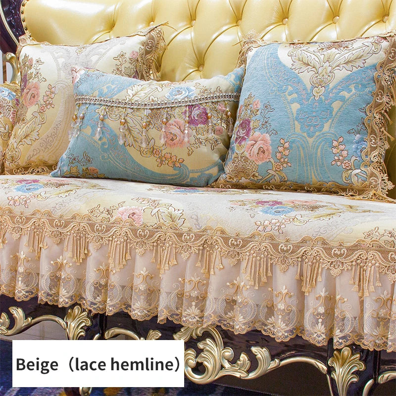 Un canapé élégant aux coussins et à la garniture de style baroque avec des motifs floraux et des franges dorées sur un fond beige.