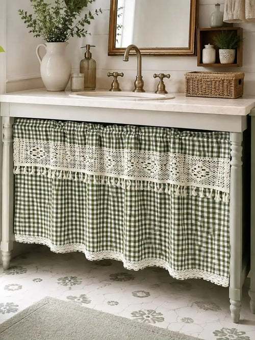 rideau vert olive blanc carreaux vintage rustique pompons dentelle fenêtre cuisine decoration interieur opaque