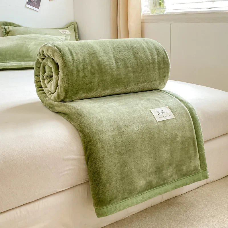 Une couverture douce et confortable dans une agréable nuance de vert, parfaite pour se détendre et se couvrir dans un intérieur chaleureux.