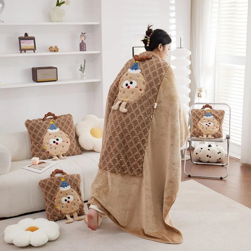 Un fauteuil en fourrure marron avec des coussins moelleux aux motifs mignons présente une atmosphère douillette et confortable dans cette pièce lumineuse et décorée avec goût.