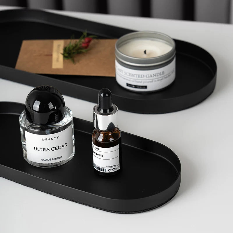 plateau métal minimaliste objets beauté parfum crème mains bougie bijoux chambre décoration table