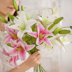 bouquet fleurs artificielles lys blanc rose vert modernes decoration intérieure anniversaire mariage