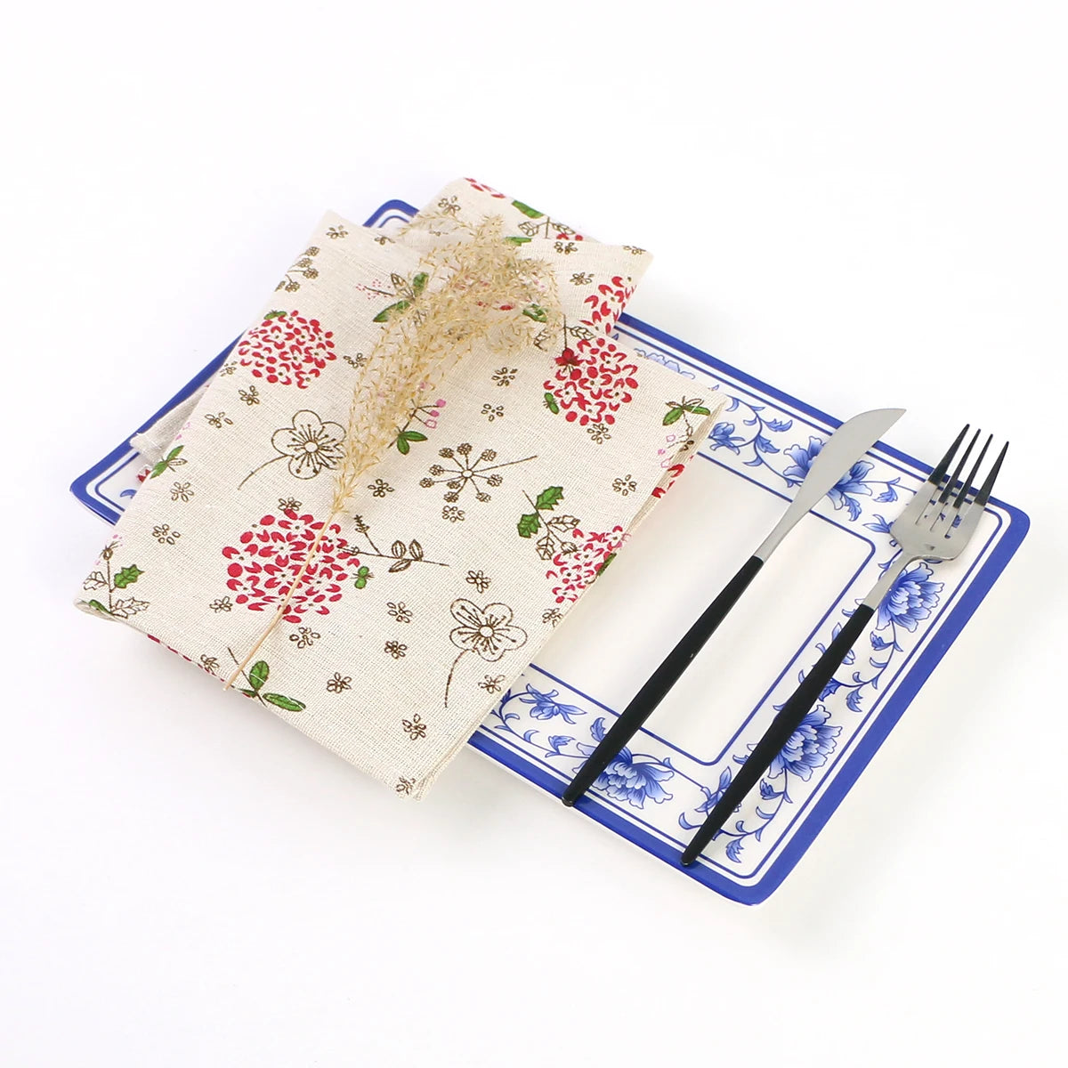 Un set de table et des couverts sur un fond de motifs floraux colorés.