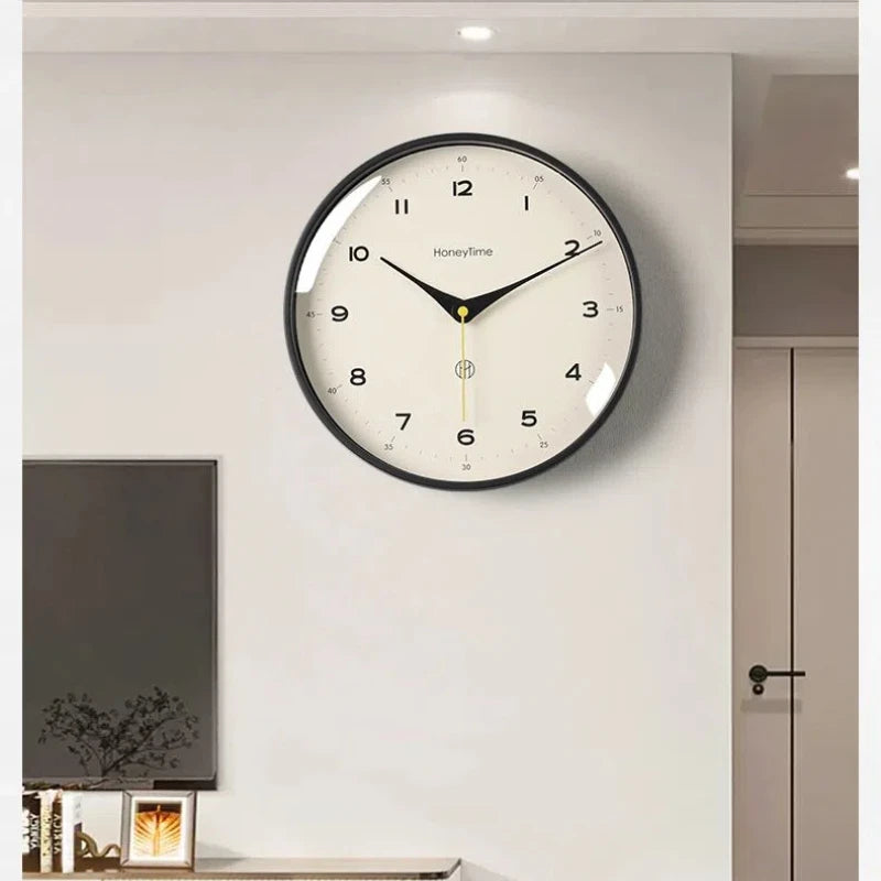 horloge murale quartz aiguille sourdine salon minimaliste visage unique fond blanc numéros noirs cadre