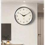 horloge murale quartz aiguille sourdine salon minimaliste visage unique fond blanc numéros noirs cadre