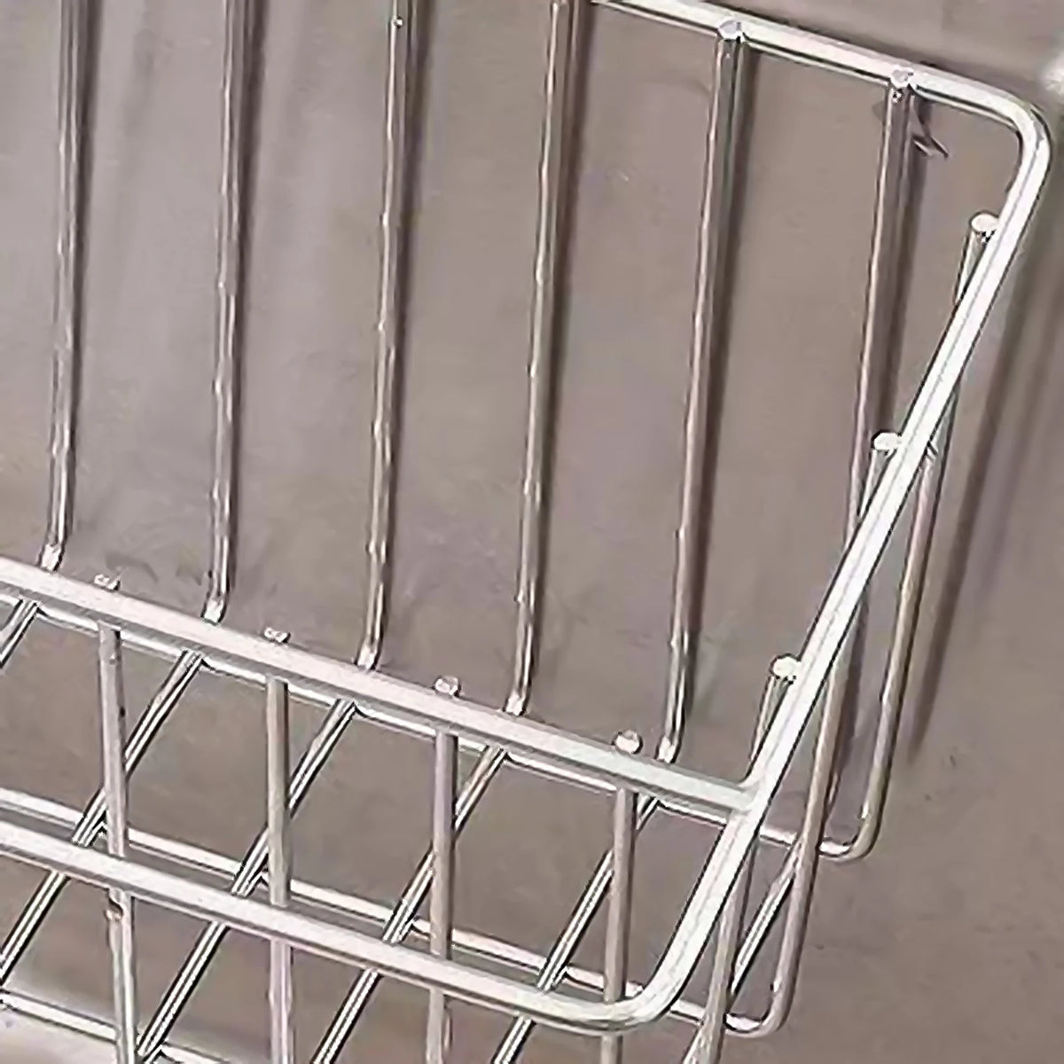 panier cuisine argenté maille régulière moderne clips serviette bleue brosse vaisselle gomme ménage détergent
