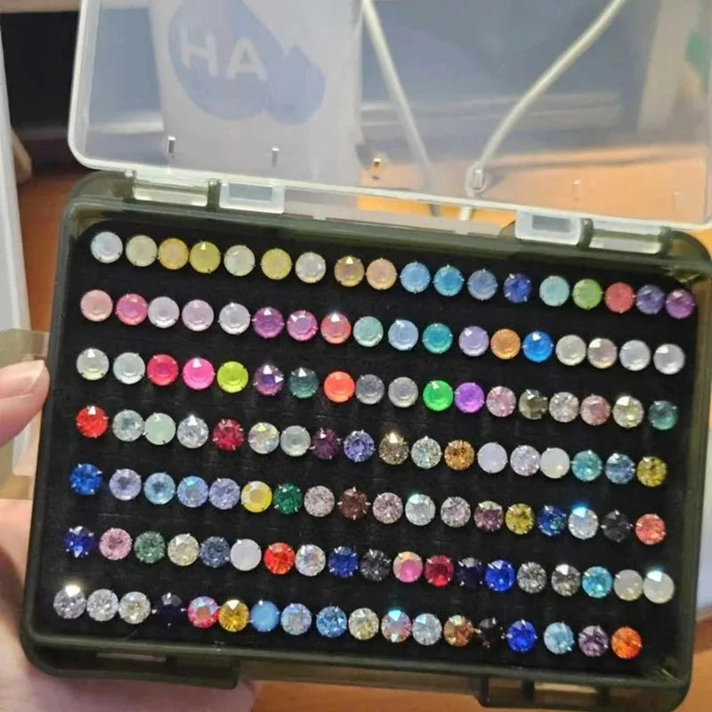 rangements bijoux boîte multicolore brillante pierres précieuses facettées moderne aiguille organiser colliers pendentifs