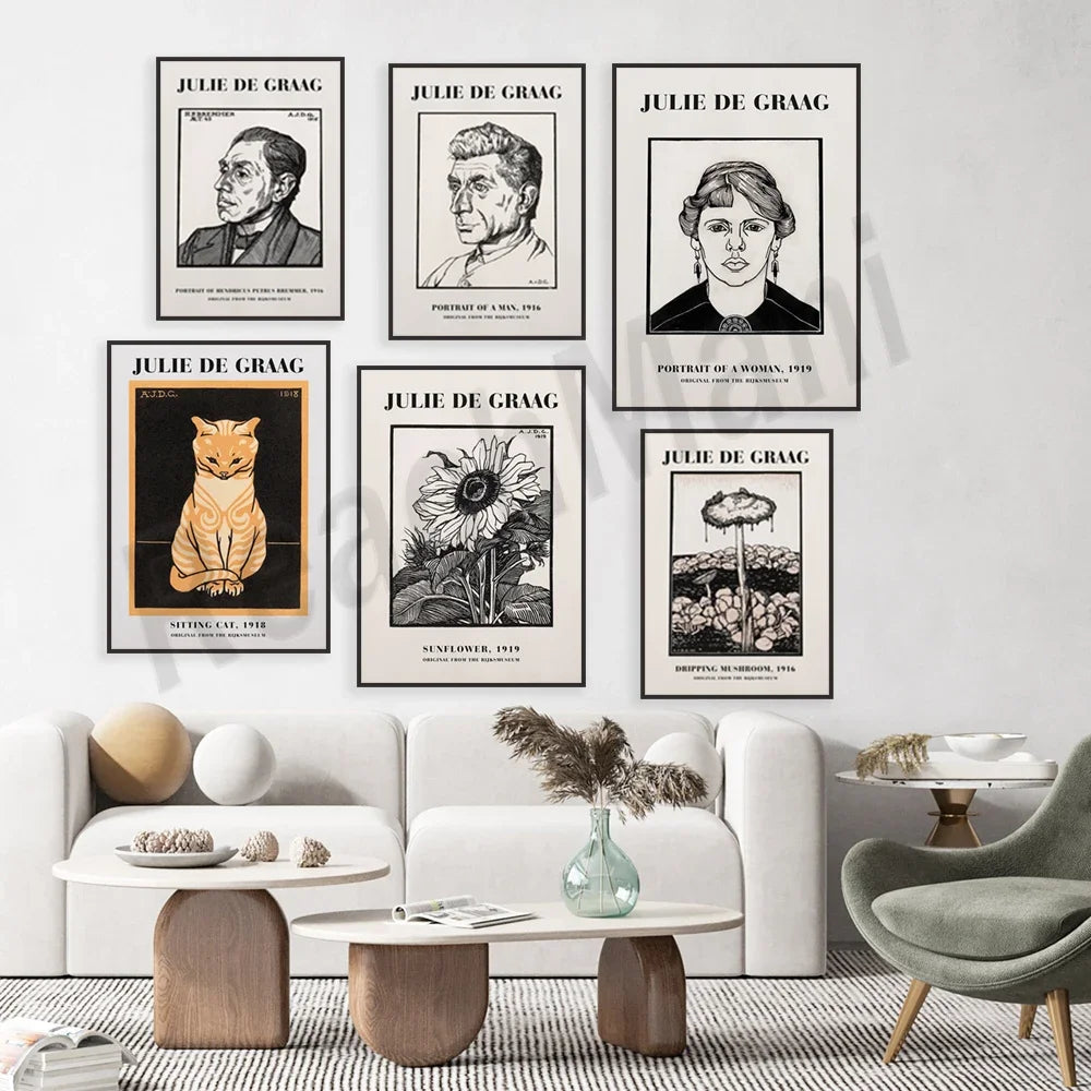 L'image montre une mosaïque de portraits et d'illustrations de l'artiste Julie de Graag, disposée sur un mur blanc. On y voit notamment des portraits d'hommes et de femmes, ainsi que des représentations de fleurs et de champignons. Le tout est encadré dans un style vintage et décoratif, s'intégrant parfaitement à l'ameublement minimaliste de la pièce.