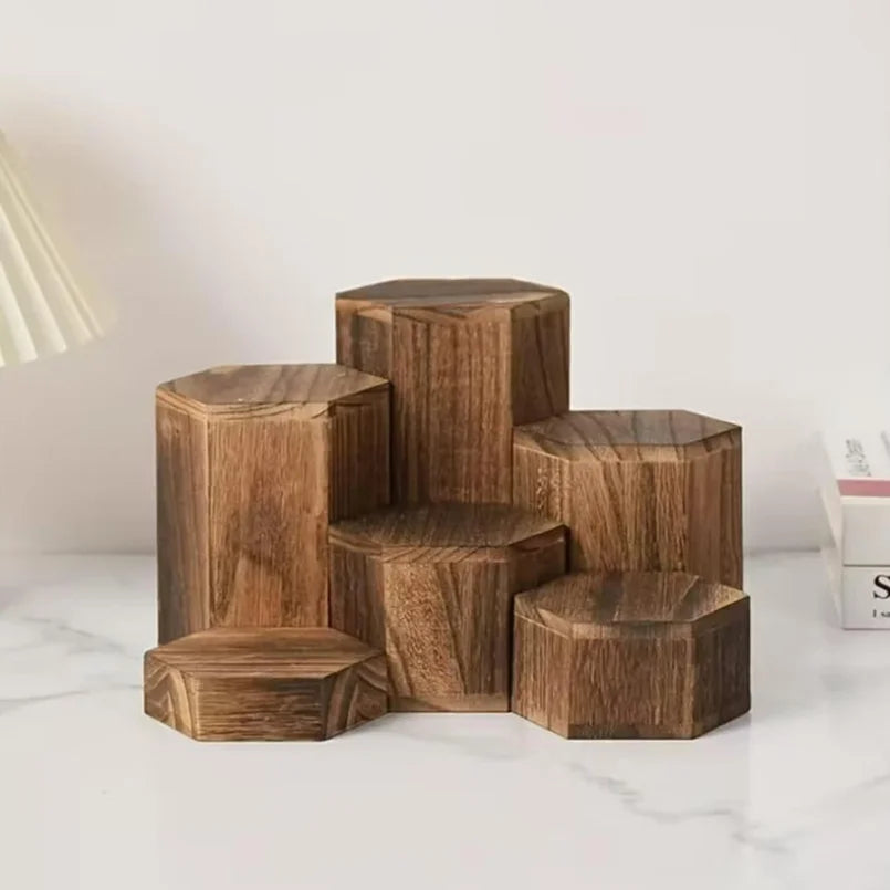présentoir bois minimaliste étagères marron figurines fleurs artificielles deco moderne
