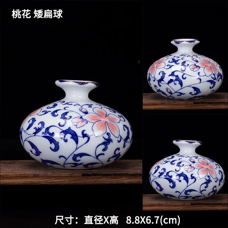 Deux magnifiques vases en céramique blanche décorés de motifs floraux bleus et rose vif, posés sur un support en bois sombre, offrant une belle combinaison de couleurs et de textures.