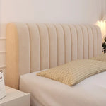 Tête de lit blanche minimaliste dans une chambre décorée