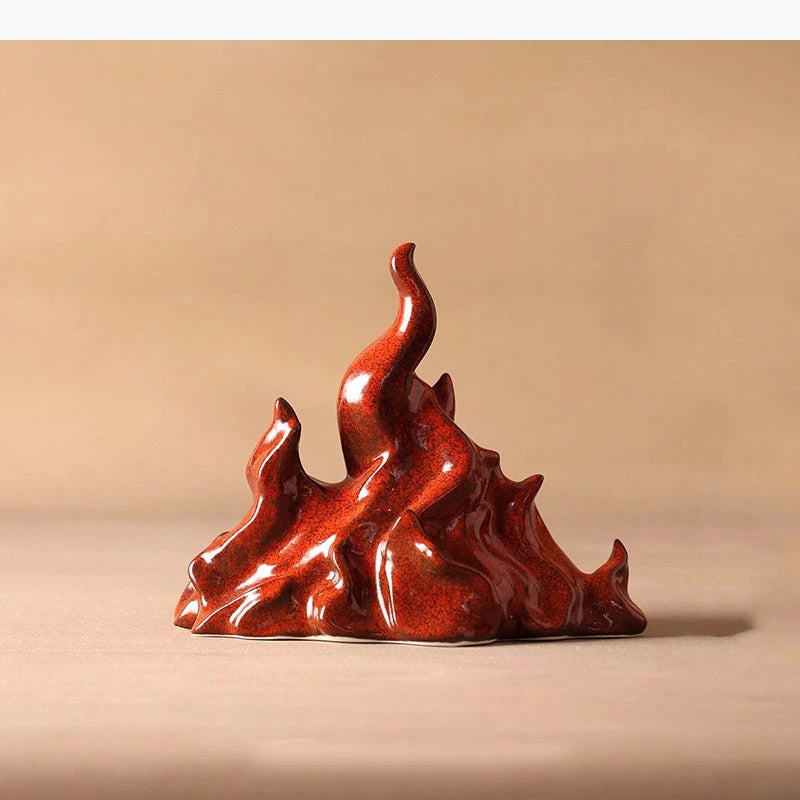 sculpture moderne flamme rouge brillante effet métallique pied bois doré