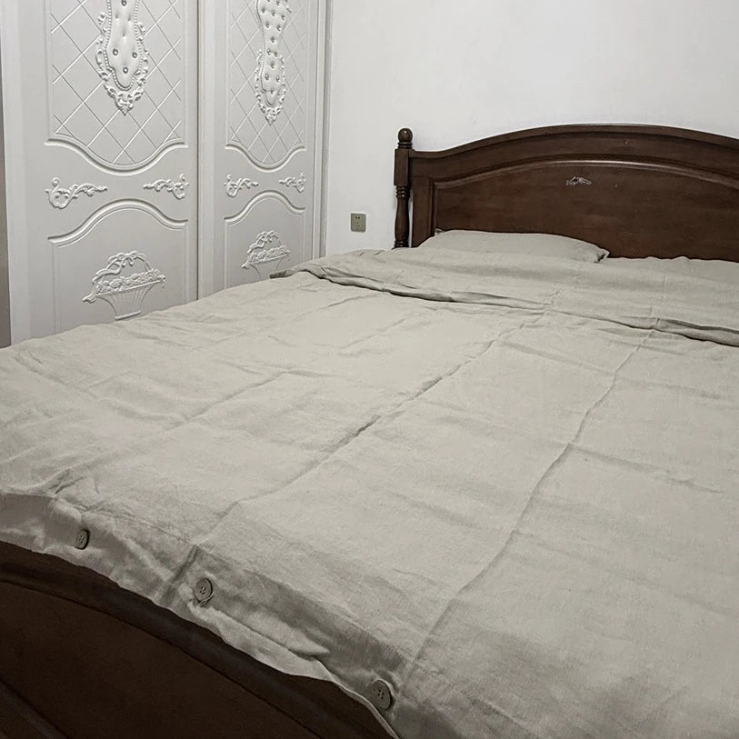 Parure de lit noire dans une chambre décorée