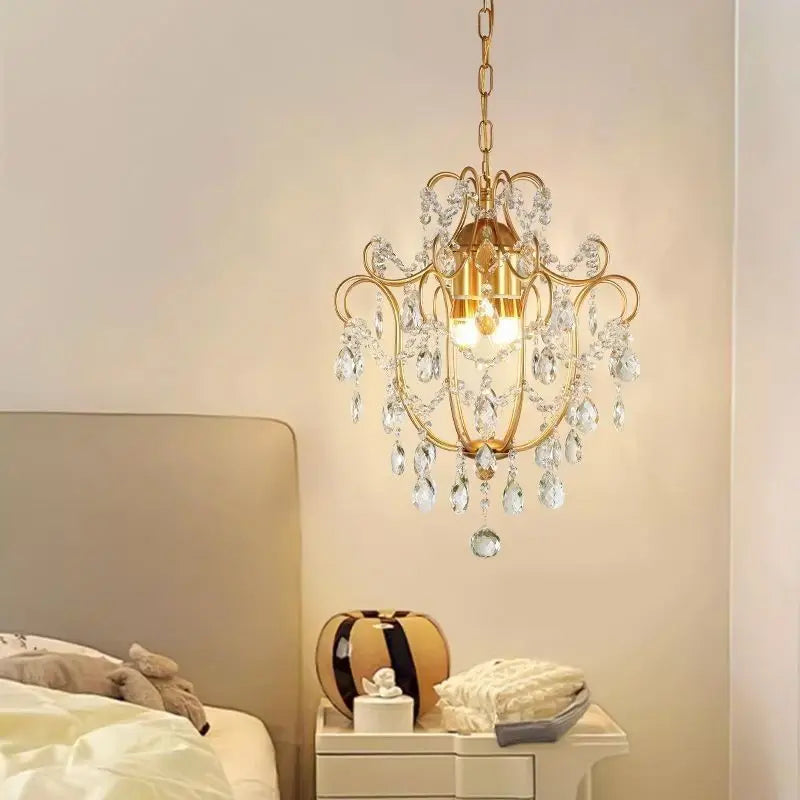 lustre pendentif cristal doré filigrane classique restaurant chambre salon lumière blanc neutre chaleureuse