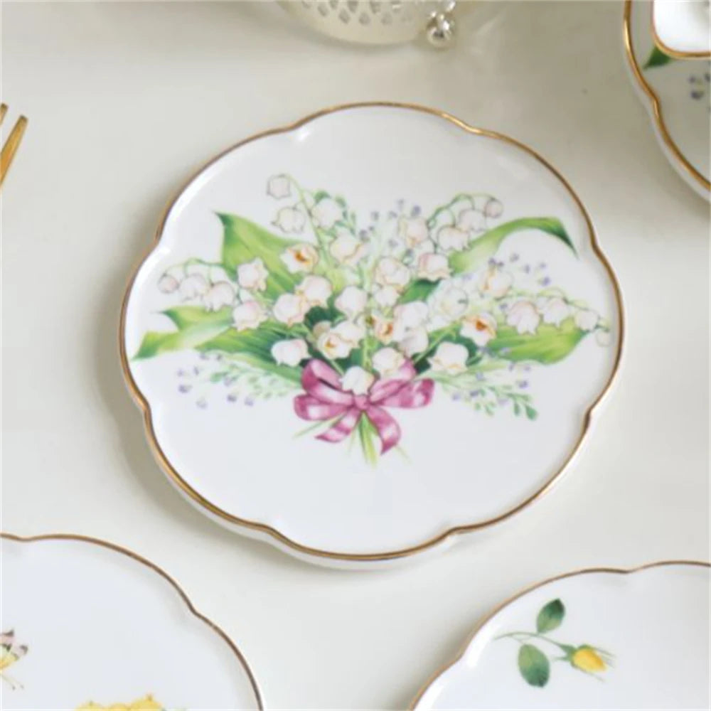 Une belle composition florale de muguets et de feuilles vertes, ornée d'un joli ruban rose, sur une assiette en porcelaine.