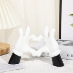 support bijoux main stylisée coeurs blancs résine noire moderne anneaux dorés decoration house