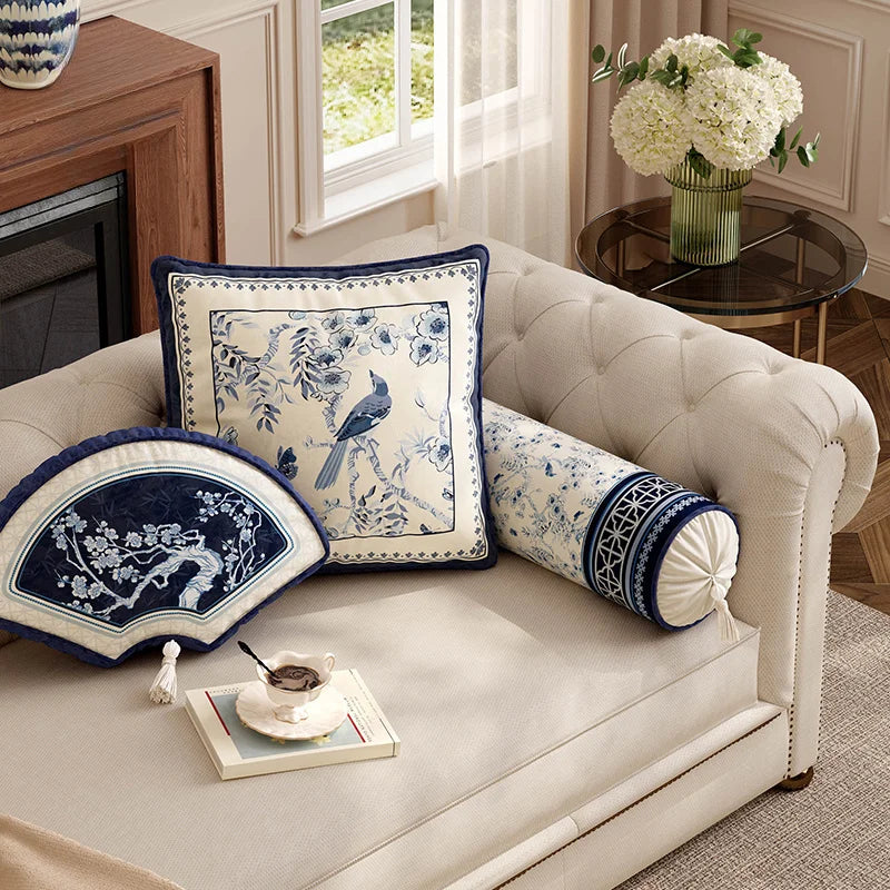 housse coussin bleu blanc motif floral velours carré classique décor maison literie canapé vintage