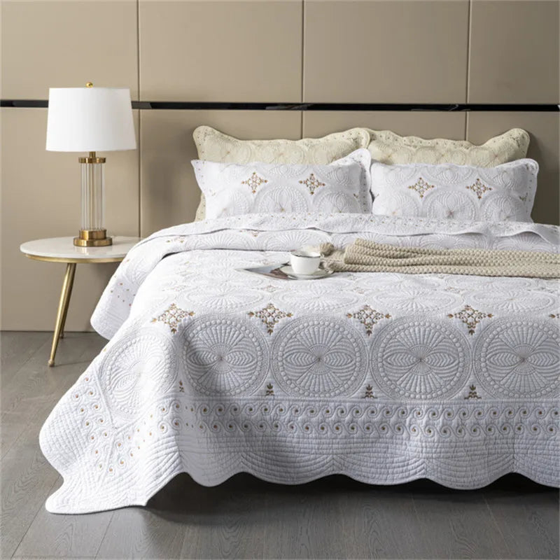 Détail des broderies sur le couvre-lit en coton matelassé