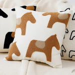 housse coussin brodé chevaux stylisés moderne marron noir blanc 45x45cm polyester adhésif chambre maison