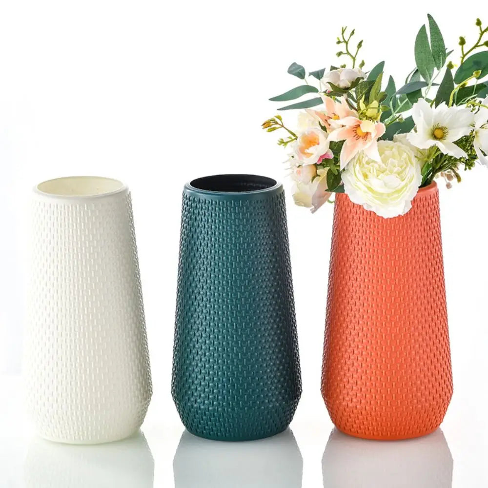 Cache-pot orange dans un intérieur moderne