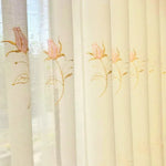 rideau blanc rose pâle fleurs brodées transparent classique romantique fenêtre salon maison