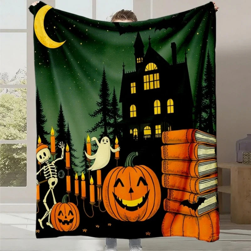 Une scène festive d'Halloween avec une grande maison hantée, des citrouilles et des fantômes sous la lueur de la lune.