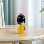Poupée kokeshi traditionnelle japonaise noir jaune fleurs blanches rose.Points rouges noeud traditionnelle maisonDecoration